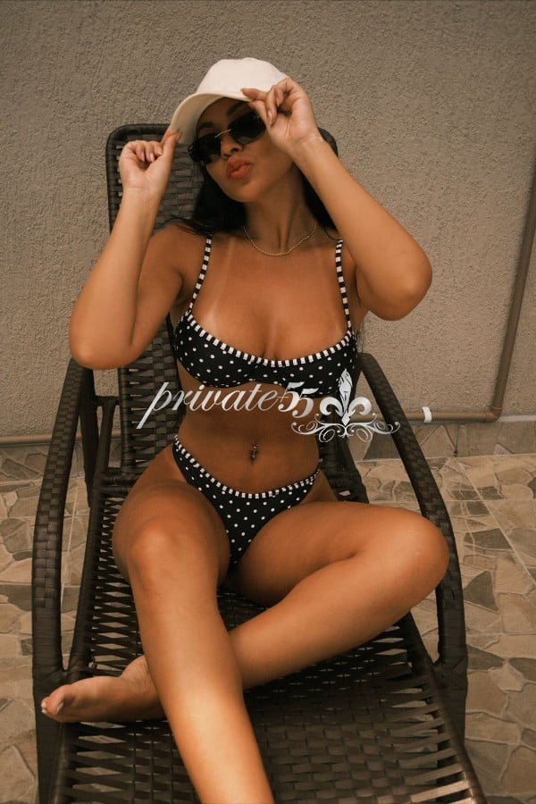 Public photo 7 of Alice Martins