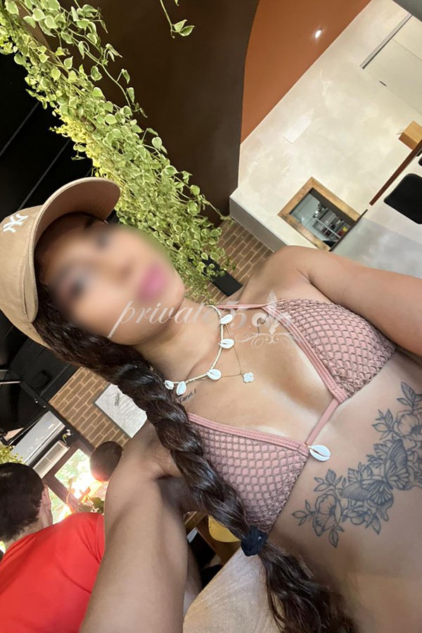 Public photo 12 of Livia Andrade