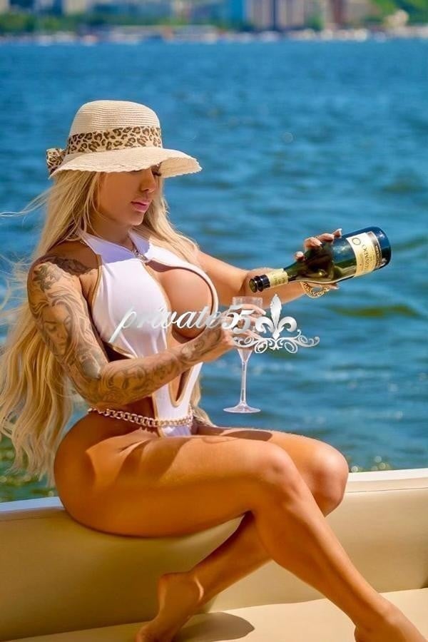 Public photo 17 of Juju Ferrari