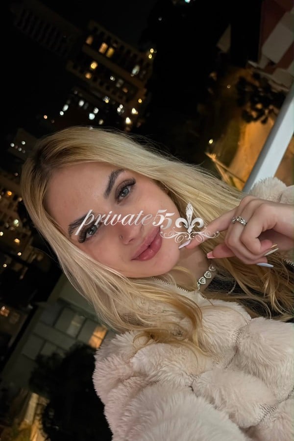 Public photo 2 of Yasmin Priv