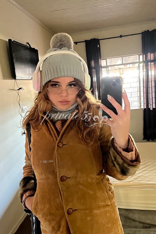 Public photo 2 of Anitta  Salles