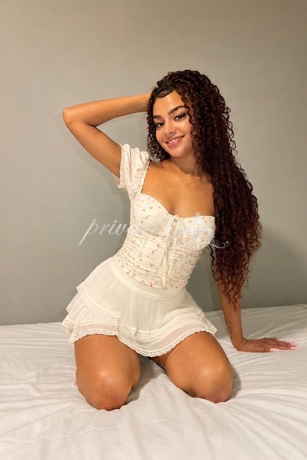Public photo 11 of Maya Mendes