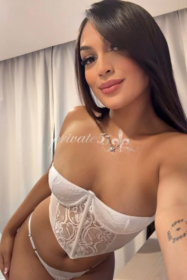 Public photo 26 of Lara Silva