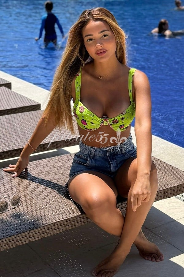 Public photo 2 of Julia  Paes