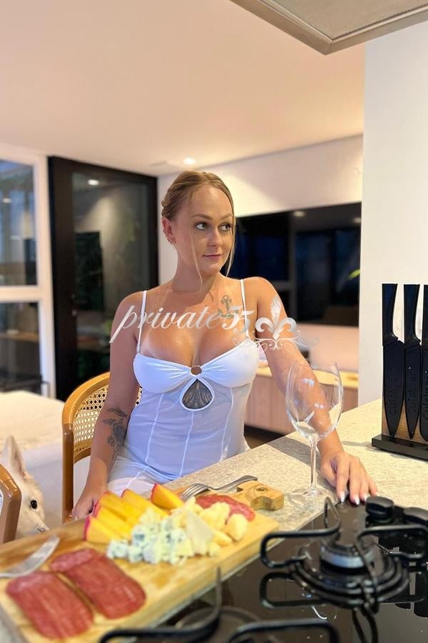 Public photo 5 of Laura Buarque