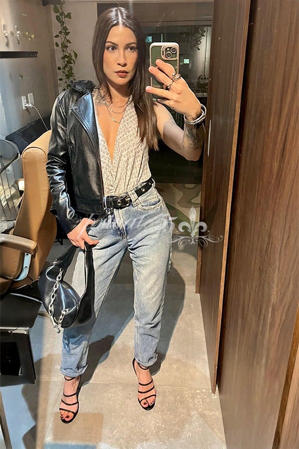 Public photo 3 of Camila Queiroz