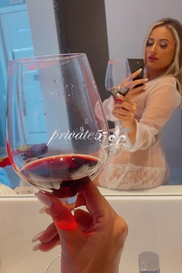 Public photo 3 of Larissa Santos