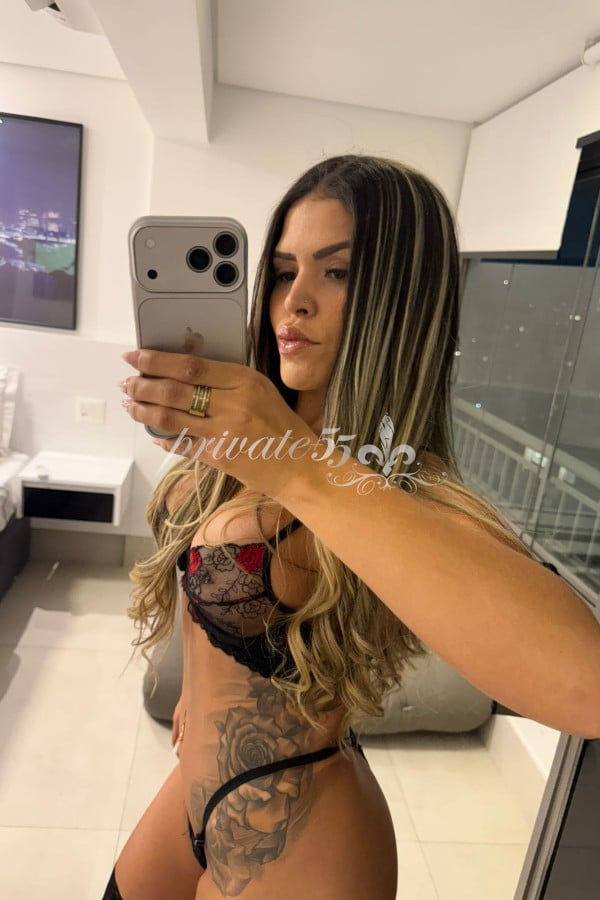 Public photo 10 of Bia Menezes