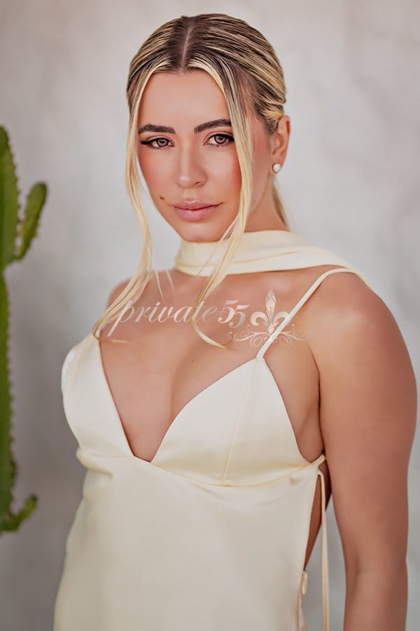 Madame Ivy, garota de programa, foto 2