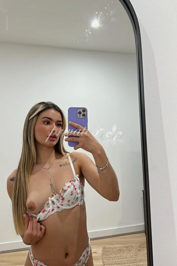 Zoe Almeida, garota de programa, foto 2