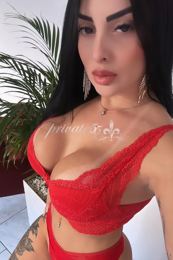 Public photo 15 of Livia Gouveia