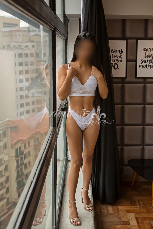 Public photo 11 of Layla Moura