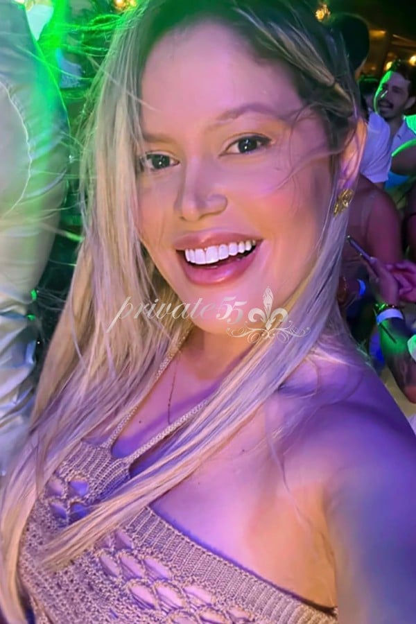 Public photo 2 of Karol Goulart