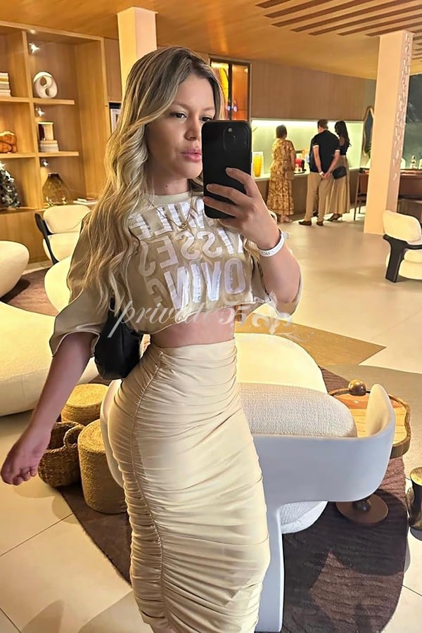 Public photo 4 of Karol Goulart