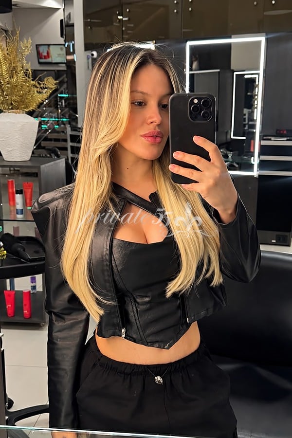 Public photo 5 of Karol Goulart