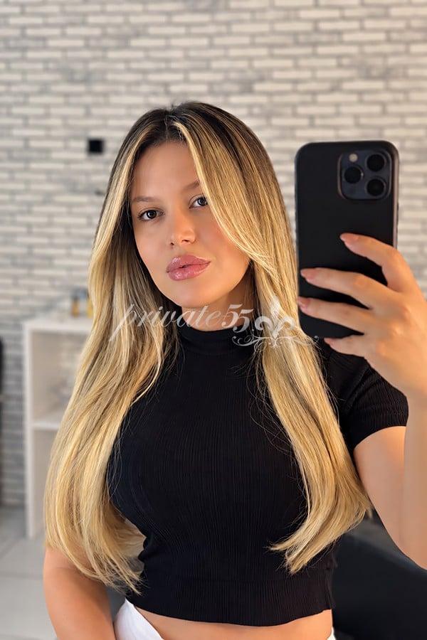 Public photo 8 of Karol Goulart